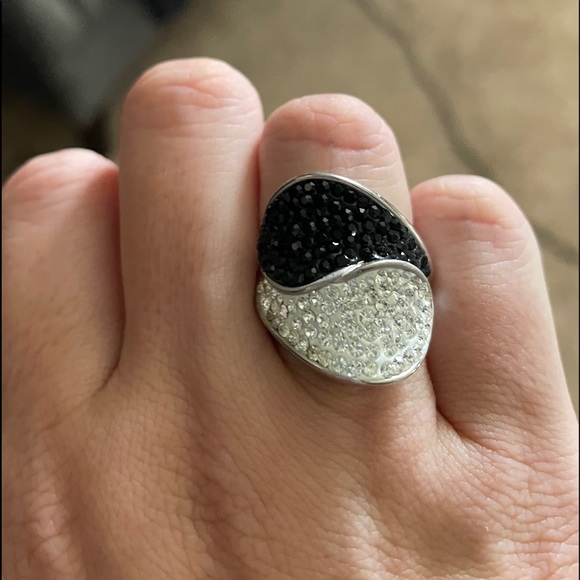 Jewelry - Black/White cocktail ring